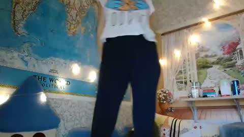 12ennie online show from December 3, 2025, 6:54 am