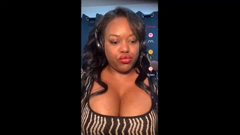 Snapshot of 1lookurhooked chatting on February 16, 2026, 2:40 am Lillycakes online show from February 16, 2026, 2:40 am