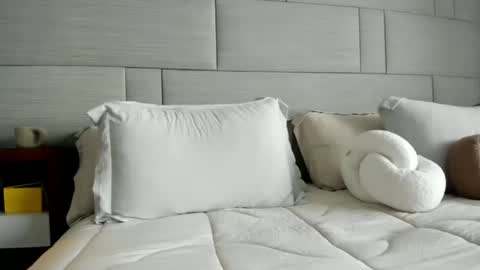 Onna online show from September 24, 2025, 6:55 pm