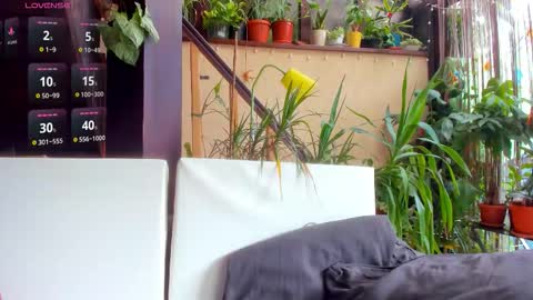 Moona  online show from September 19, 2025, 12:17 pm