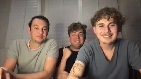 Snapshot of 2hungboys chatting on April 19, 2026, 2:33 am Roommates online show from April 19, 2026, 2:33 am