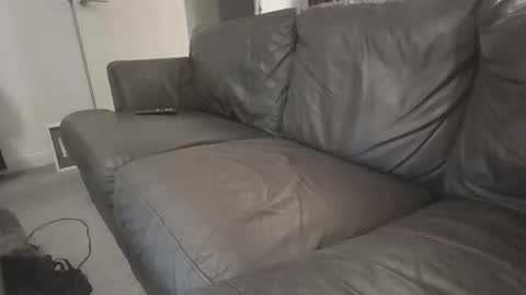 33UK online show from November 26, 2025, 1:06 am