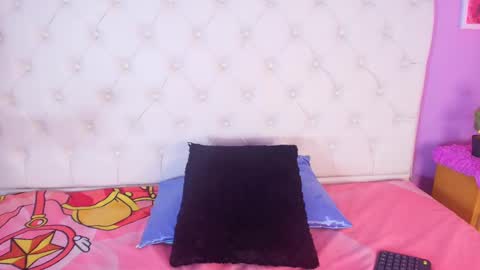 Abril  online show from March 6, 2025, 7:43 pm