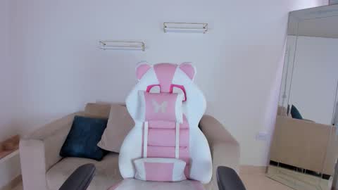    online show from October 11, 2025, 12:15 pm