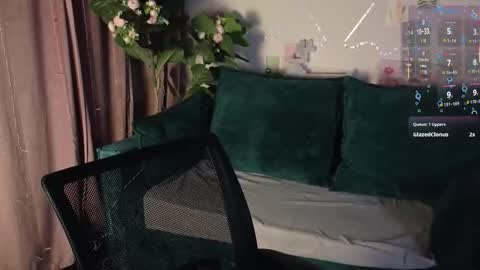 _ash_leyy_ online show from October 12, 2025, 1:37 am