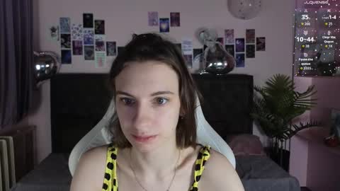 _ash_leyy_ online show from December 15, 2025, 1:21 am