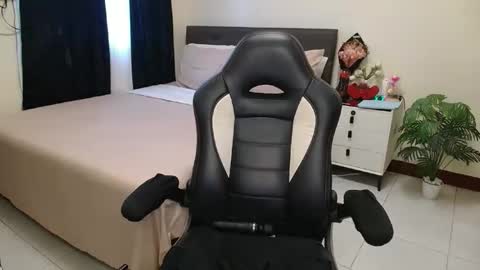 Angie online show from November 5, 2025, 1:05 am