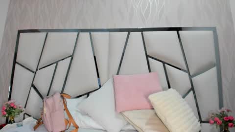 Aura online show from October 25, 2025, 3:14 am