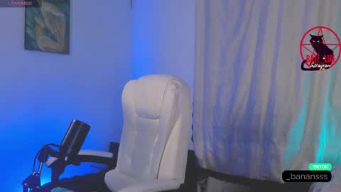 Lunita  online show from January 14, 2026, 4:45 pm