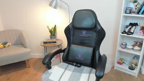 Bella Evans online show from February 18, 2025, 11:55 am