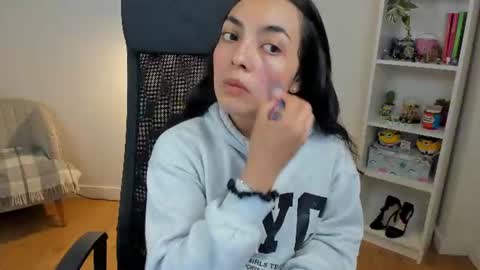 Bella Evans online show from June 12, 2026, 4:44 am