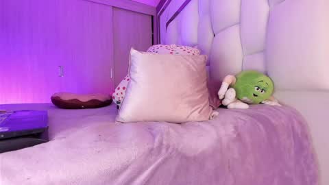 _bellaswwet_ online show from December 17, 2024, 7:15 pm