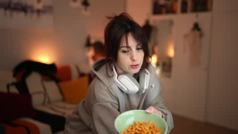 Lili online show from October 31, 2025, 11:44 am