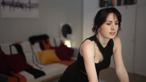 Lili online show from November 4, 2025, 11:42 am