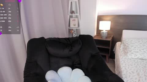 Snapshot of _bleuelune chatting on April 25, 2026, 1:19 am Mary online show from April 25, 2026, 1:19 am