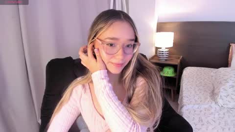 Snapshot of _bleuelune chatting on May 5, 2026, 3:36 am Mary online show from May 5, 2026, 3:36 am