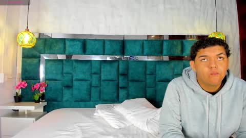 _bonnyandclyde online show from March 16, 2026, 12:42 pm