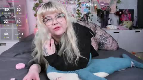 Snapshot of _candym1lky_ chatting on May 2, 2026, 6:40 am _candym1lky_ online show from May 2, 2026, 6:40 am