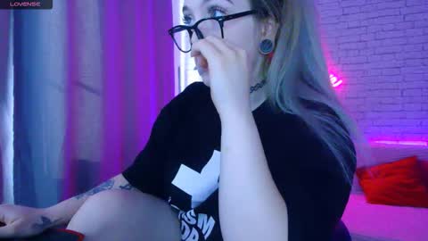 Nica online show from October 25, 2025, 5:37 am