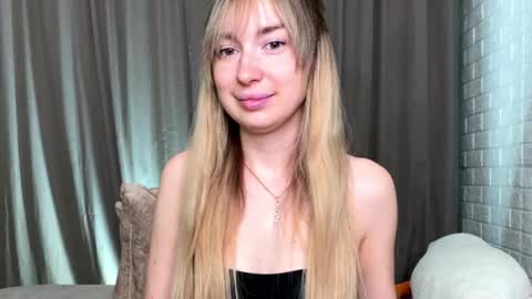 _crystal_moon_1 online show from November 14, 2025, 10:07 pm