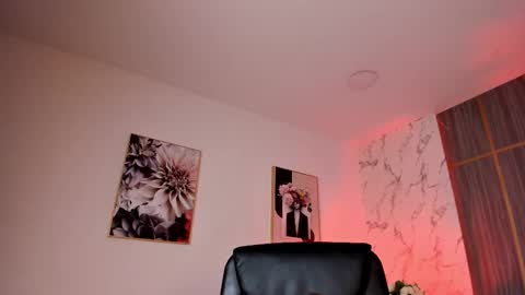 Snapshot of _dollargirl_ chatting on March 2, 2026, 1:07 pm Abril online show from March 2, 2026, 1:07 pm