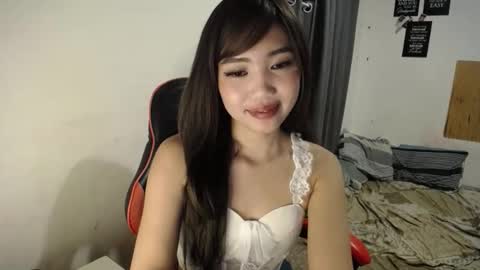 Snapshot of _ellevivien chatting on March 17, 2026, 6:11 pm Elle online show from March 17, 2026, 6:11 pm