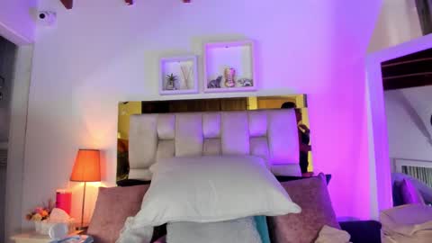 Isabella online show from October 22, 2025, 12:05 pm