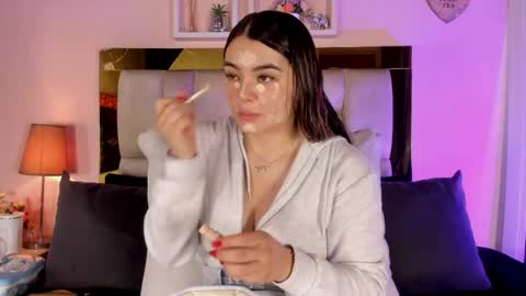 Isabella online show from April 18, 2026, 12:09 pm