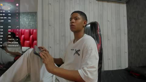 _erick_j online show from April 21, 2026, 8:12 pm