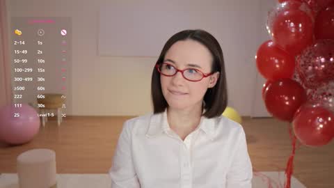 Essie  online show from September 22, 2025, 6:21 pm