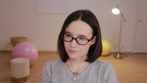 Essie  online show from October 13, 2025, 3:56 pm