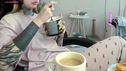 Snapshot of _feralberry__ chatting on December 5, 2025, 10:57 am Alis online show from December 5, 2025, 10:57 am