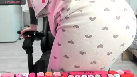 Snapshot of _feralberry__ chatting on December 14, 2025, 8:30 am Alis online show from December 14, 2025, 8:30 am