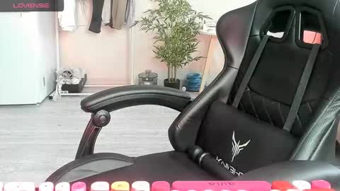 Snapshot of _feralberry__ chatting on December 18, 2025, 7:58 am Alis online show from December 18, 2025, 7:58 am