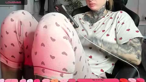 Snapshot of _feralberry__ chatting on December 20, 2025, 8:10 am Alis online show from December 20, 2025, 8:10 am