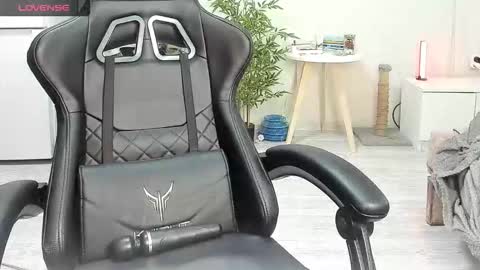 Snapshot of _feralberry__ chatting on December 21, 2025, 7:15 am Alis online show from December 21, 2025, 7:15 am