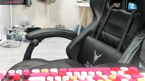 Snapshot of _feralberry__ chatting on January 14, 2026, 4:18 am Alis online show from January 14, 2026, 4:18 am