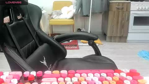 Snapshot of _feralberry__ chatting on February 10, 2026, 9:13 am Alis online show from February 10, 2026, 9:13 am