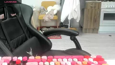 Snapshot of _feralberry__ chatting on February 13, 2026, 8:43 am Alis online show from February 13, 2026, 8:43 am