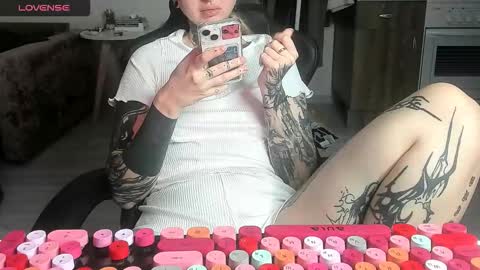 Snapshot of _feralberry__ chatting on March 1, 2026, 2:57 am Alis online show from March 1, 2026, 2:57 am