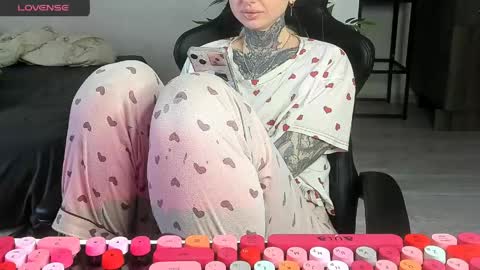 Snapshot of _feralberry__ chatting on June 5, 2026, 9:04 am Alis online show from June 5, 2026, 9:04 am