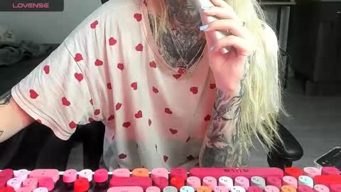 Snapshot of _feralberry__ chatting on June 7, 2026, 5:55 am Alis online show from June 7, 2026, 5:55 am