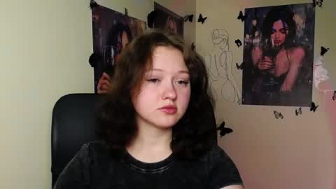 Snapshot of _foxy_lady chatting on June 16, 2026, 5:54 am Alice online show from June 16, 2026, 5:54 am