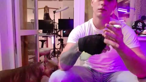 _happydayleon_ online show from September 21, 2025, 4:19 pm