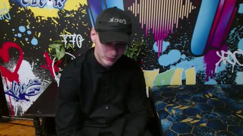 _happydayleon_ online show from September 22, 2025, 5:04 pm