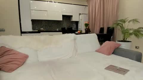 Julia online show from January 18, 2025, 11:00 am