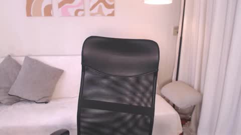 Snapshot of _heybee chatting on March 11, 2026, 7:42 pm Bee. online show from March 11, 2026, 7:42 pm