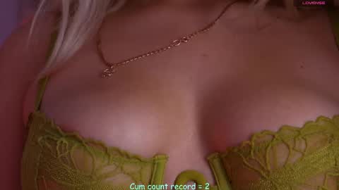 Snapshot of _iowaa_ chatting on December 15, 2025, 7:34 am Maria online show from December 15, 2025, 7:34 am