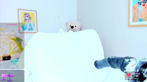 _jasminnee_ online show from April 21, 2026, 1:39 pm