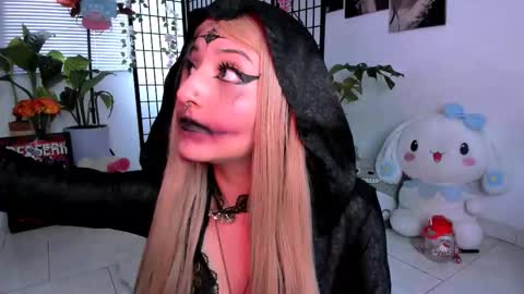 JULIANA online show from November 8, 2025, 5:34 pm